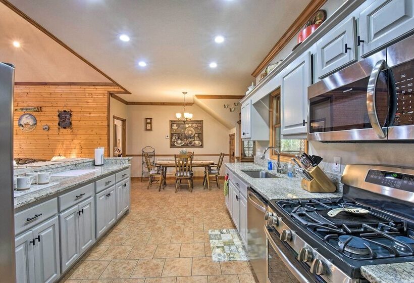 Spacious Hiawassee Cabin W/ Porch & Mtn View!