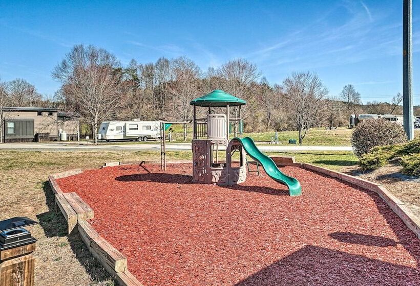 Splendid Tiny Home With Fire Pit ~ 2 Mi To Lake!