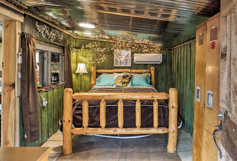 The Treehouse Cabin  Creekside Home W/ Hot Tub!