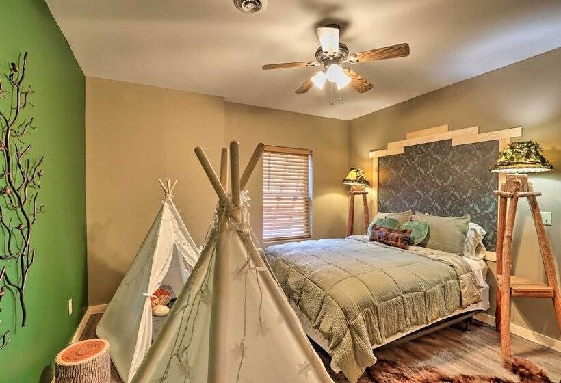 Upscale Coosawattee Cabin W/ Hot Tub & Fire Pit!