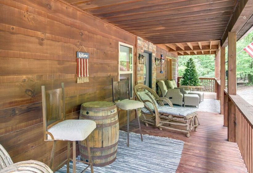 Upscale Coosawattee Cabin W/ Hot Tub & Fire Pit!