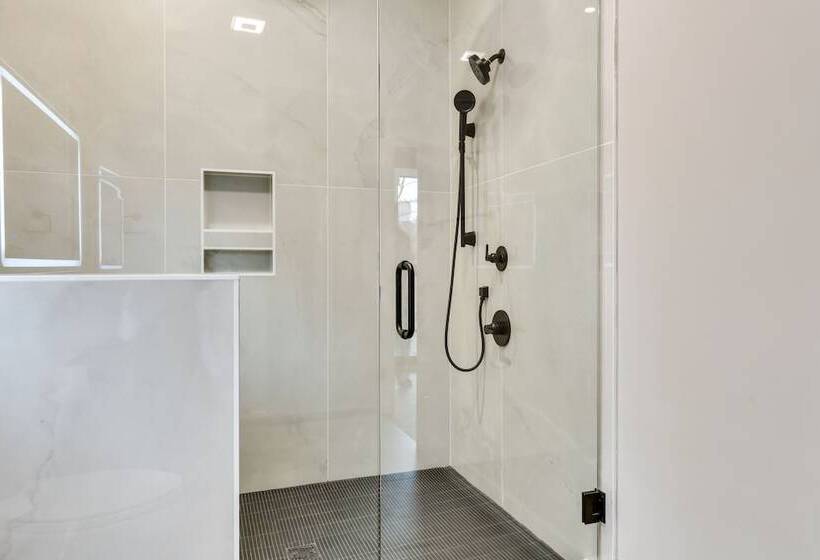 Bright Mooresville Retreat, Steps To Lake Norman!