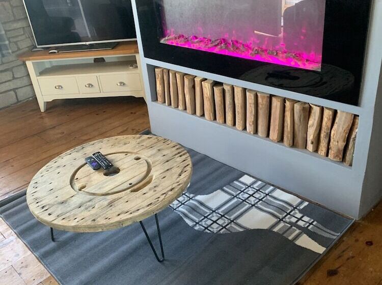 Captivating 1 Bed Cottage In Halifax