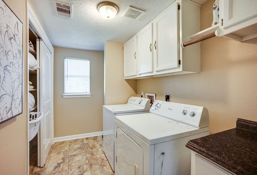 Pet Friendly Conroe Hideaway W/ Porch & Fire Pit