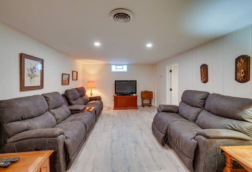 Coty S House  Illinois Getaway W/ Bar: Near Golf!