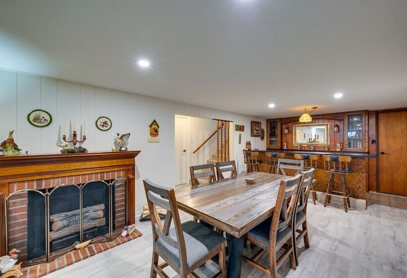 Coty S House  Illinois Getaway W/ Bar: Near Golf!