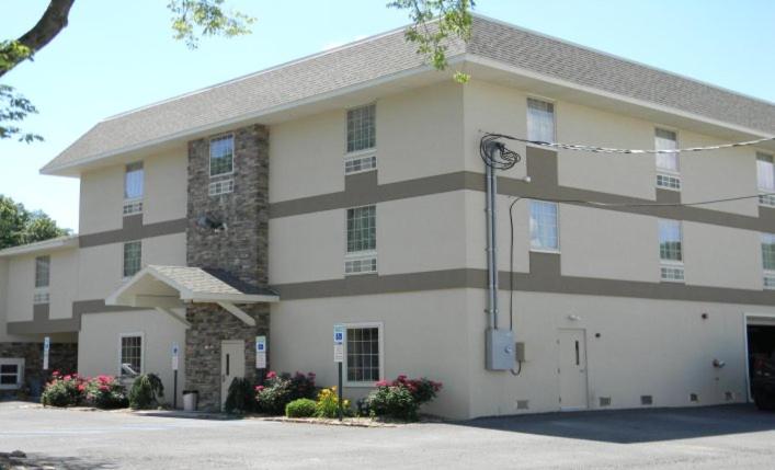 فندق Gamble Farm Inn And Suites