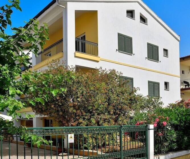 هتل Studio Nikiti Beach