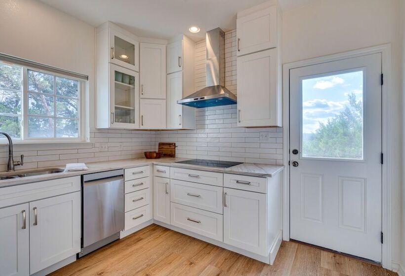 Jonestown Retreat W/ Deck: 6 Mi To Lake Travis!