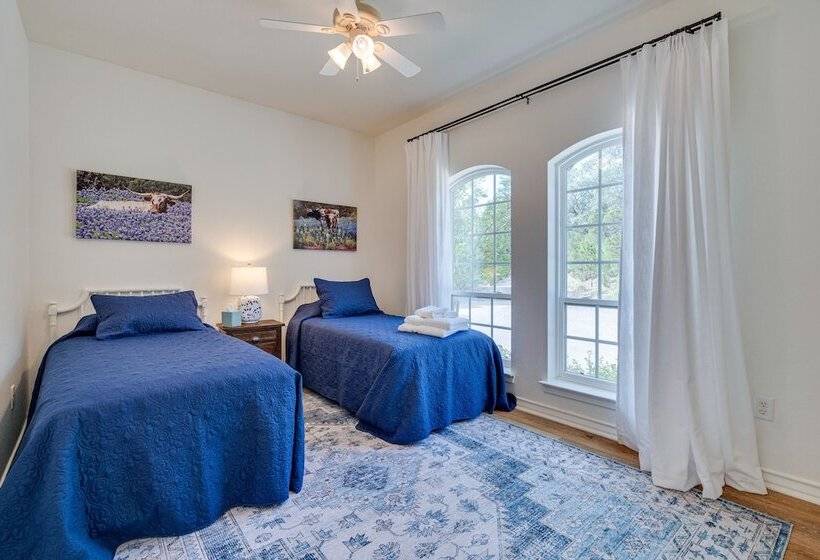 Jonestown Retreat W/ Deck: 6 Mi To Lake Travis!