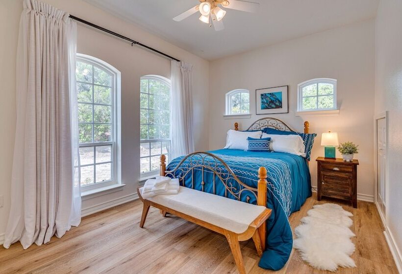 Jonestown Retreat W/ Deck: 6 Mi To Lake Travis!