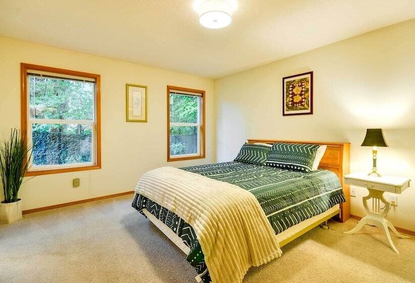 Milwaukie Home W/ Covered Porch: Dogs Welcome!