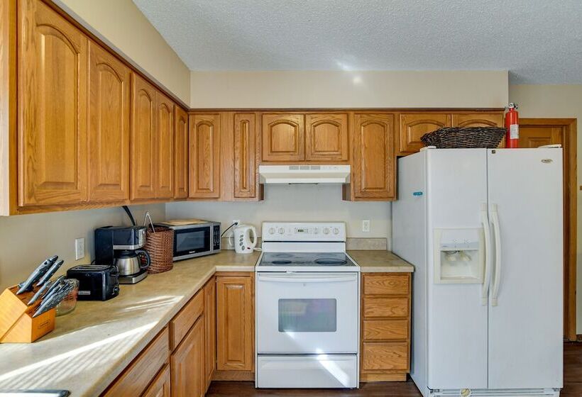 Pet Friendly Urbandale Home ~ 8 Mi To Des Moines!