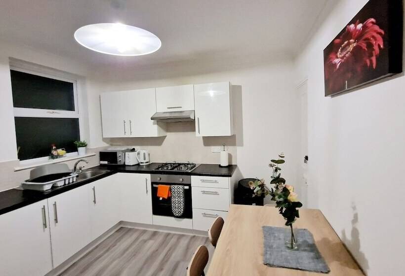 דירת נופש Beautiful 2 Bed House In Gillingham