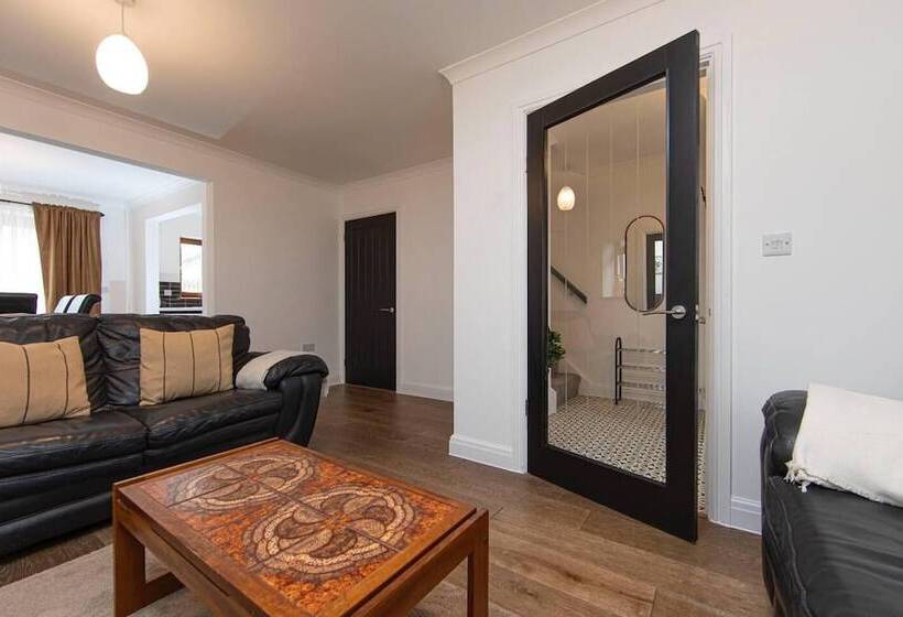 إقامة Beautiful 3 Bed House In Merthyr Tydfil