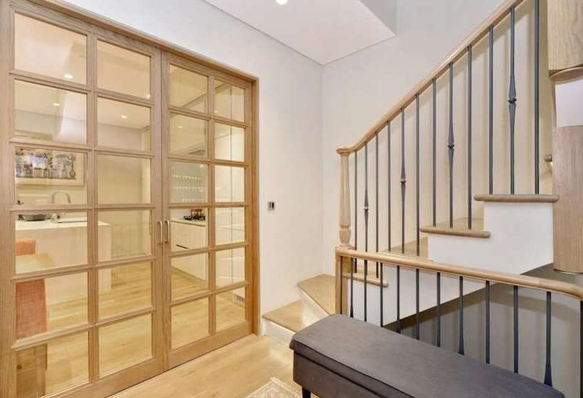 اقامتگاه Charming 3 Bed House In London