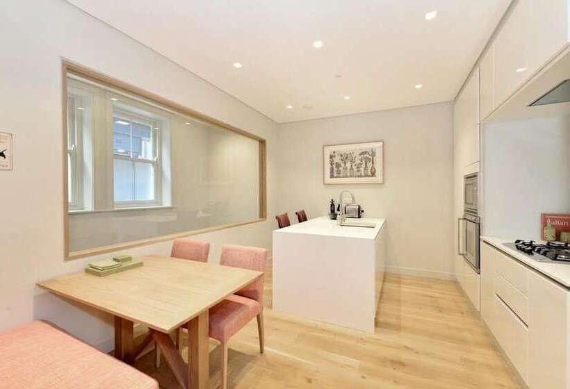اقامتگاه Charming 3 Bed House In London