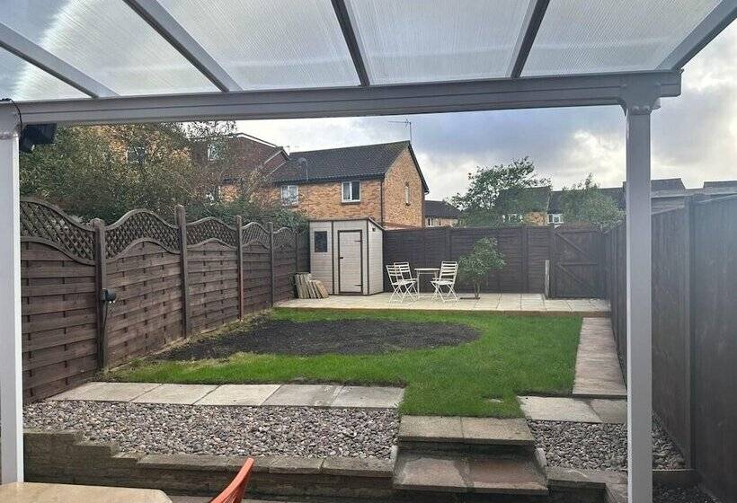 Резиденция Remarkable 2 Bed House In Northolt