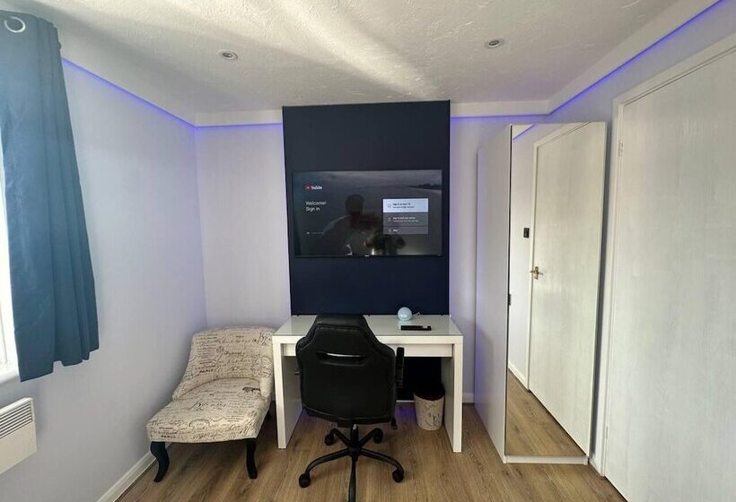 Резиденция Remarkable 2 Bed House In Northolt