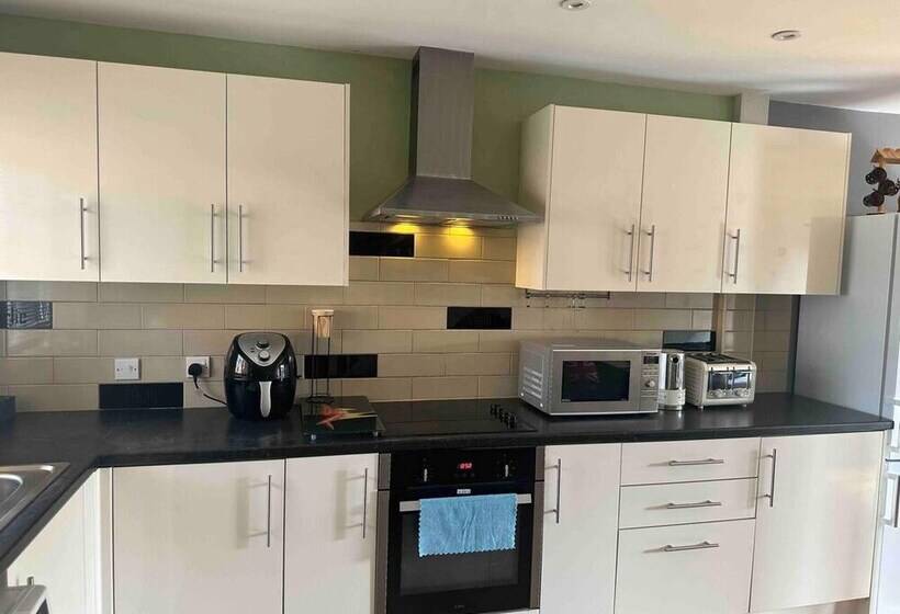 Резиденция Remarkable 2 Bed House In Northolt