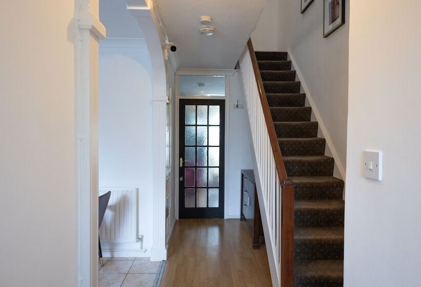 اقامتگاه London   4 Beds   Garden   Pet Friendly