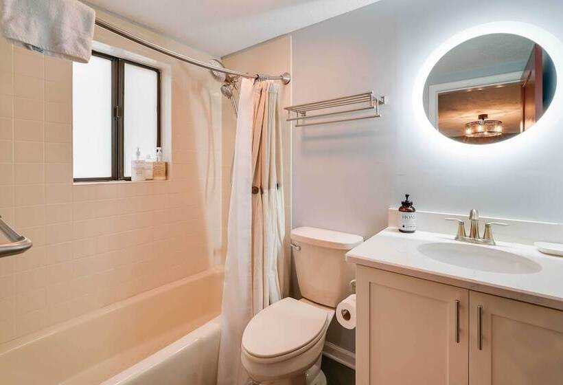 The Woods Cabin W/ Hot Tub & Golf Course Access!