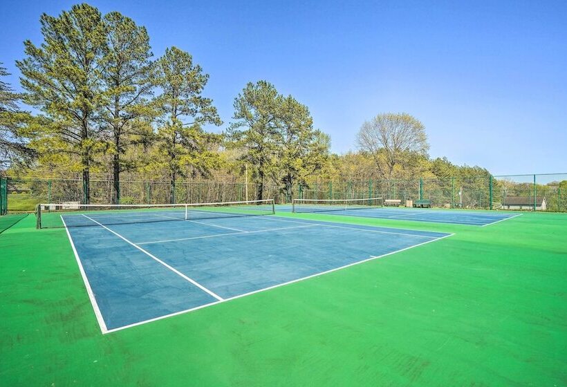 The Woods Cabin W/ Hot Tub & Golf Course Access!