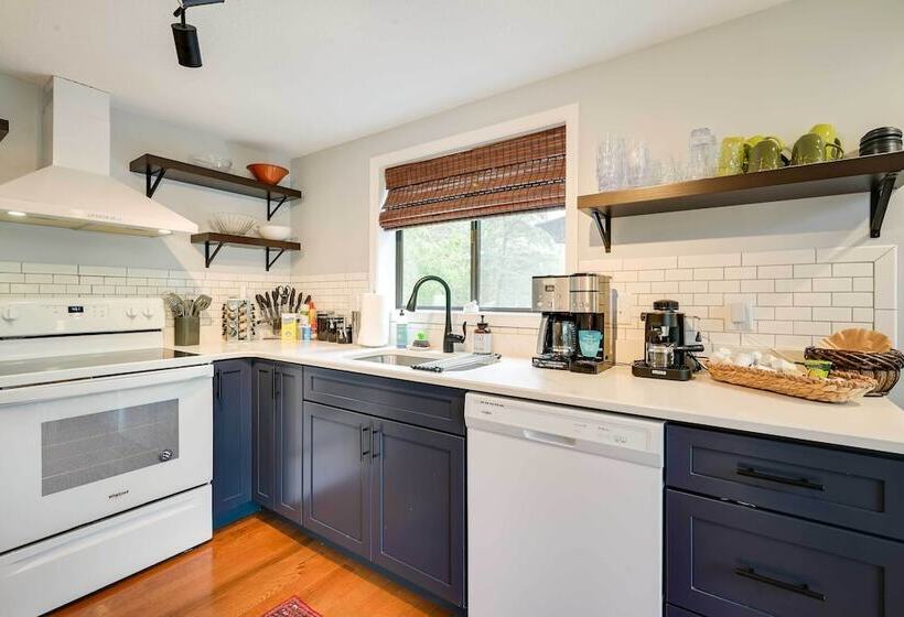 The Woods Cabin W/ Hot Tub & Golf Course Access!