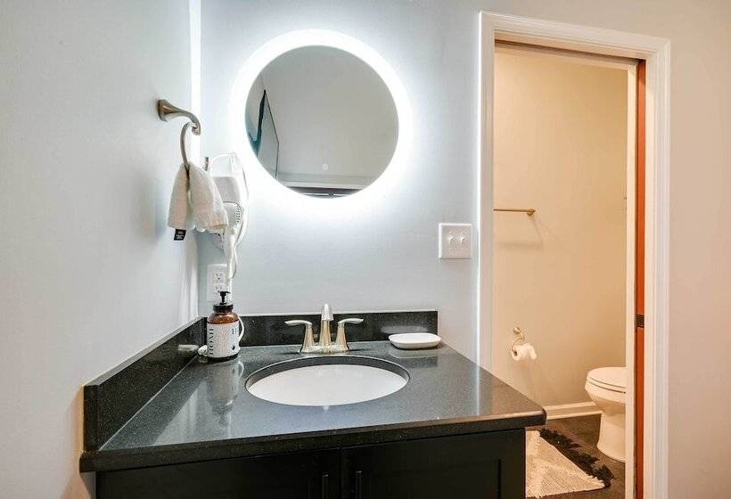 The Woods Cabin W/ Hot Tub & Golf Course Access!