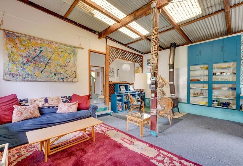 Vibrant Captain Cook Home W/ Lanai & Steam Room!