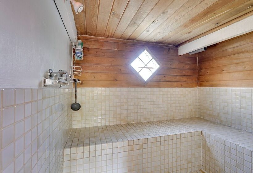 Vibrant Captain Cook Home W/ Lanai & Steam Room!