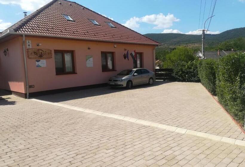 بنسيون Vár Liget Vendégház