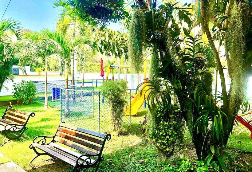 هتل Boutique Chateau De La Mar