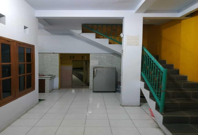 هتل Spot On 93621 Kost Bu Tutik Syariah