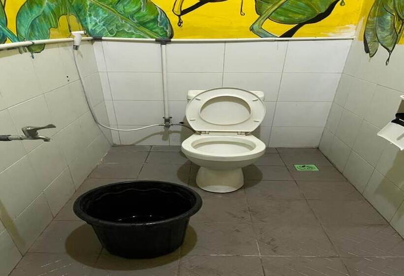 هتل Spot On 93621 Kost Bu Tutik Syariah