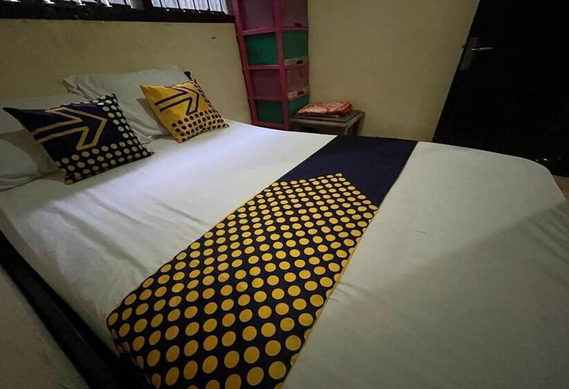 هتل Spot On 93621 Kost Bu Tutik Syariah