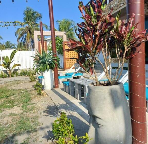 هتل Moñitos Beach