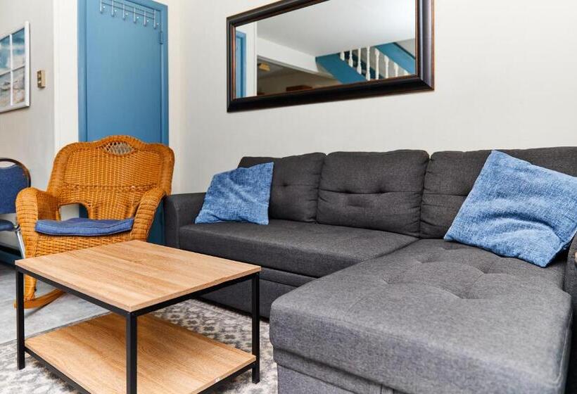 Lighthouse Villa @ The Reef