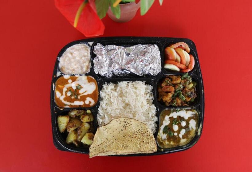 ホテル Avantika Residency & Restro