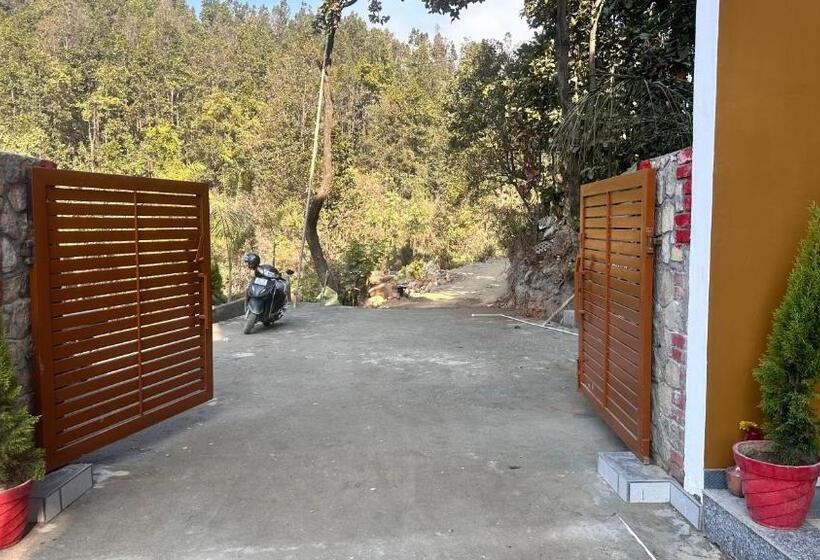 ホテル Avantika Residency & Restro