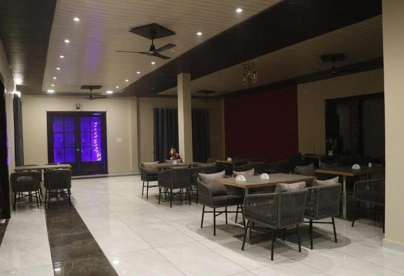 בית מלון כפרי Moonshine Cafe And