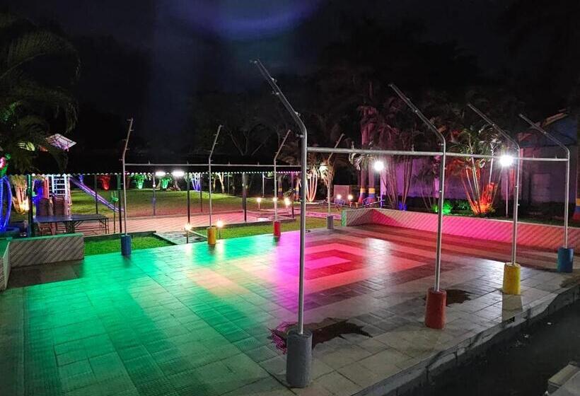 בית מלון כפרי Palm Tree Holidays Resort