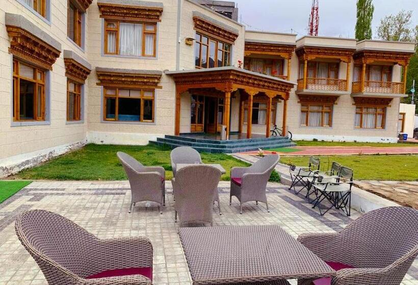 Отель Niran Boutique