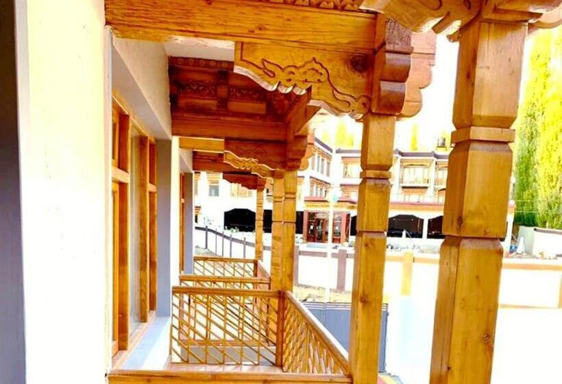 Отель Niran Boutique