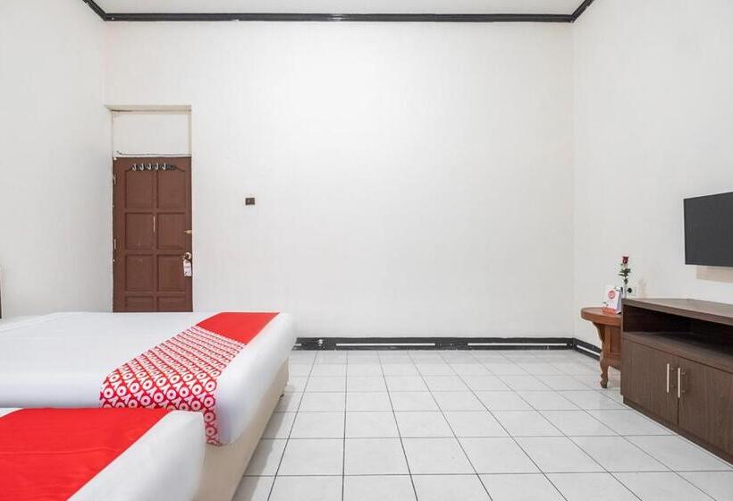 Super Oyo 2703 Hotel Transit 1