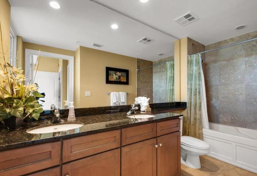 Beach Front Luxury, Amazing Views, Indigo East, 5 Stars,   2 Balconies , Guest Choice Award!