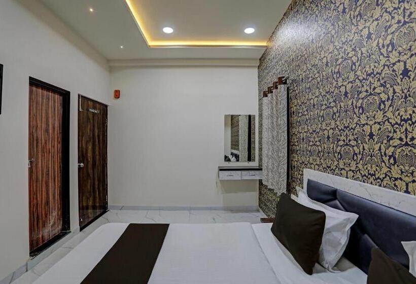 Oyo Hotel G L