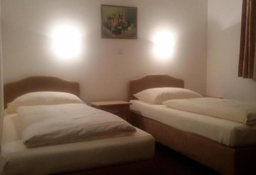 Отель Echinger Hof