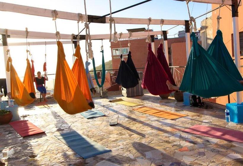 تختخواب و صبحانه Adventurekeys Surf Yoga Cowork