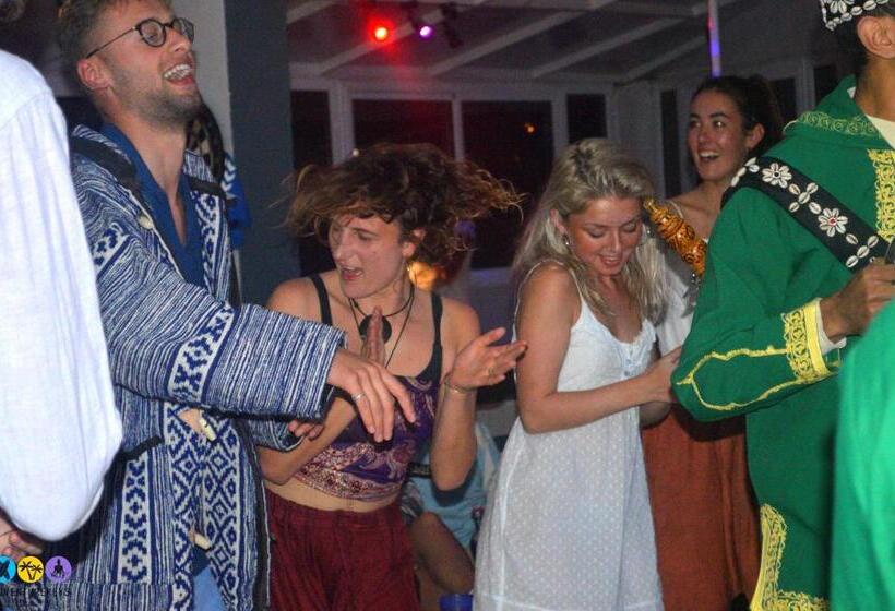 تختخواب و صبحانه Adventurekeys Surf Yoga Cowork